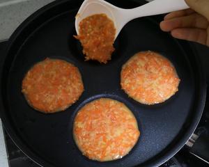 (消耗小米粥)小米胡萝卜鸡蛋煎饼的做法 步骤4