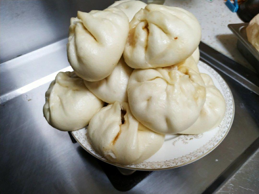 云朵般松软爆浆蜜汁叉烧包