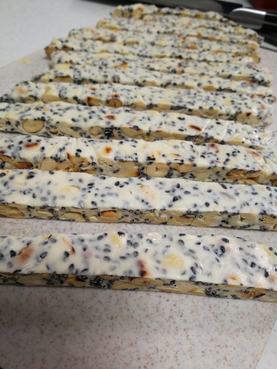 简易牛轧糖，只用蔓越莓干，配方屡试不爽，切块整齐