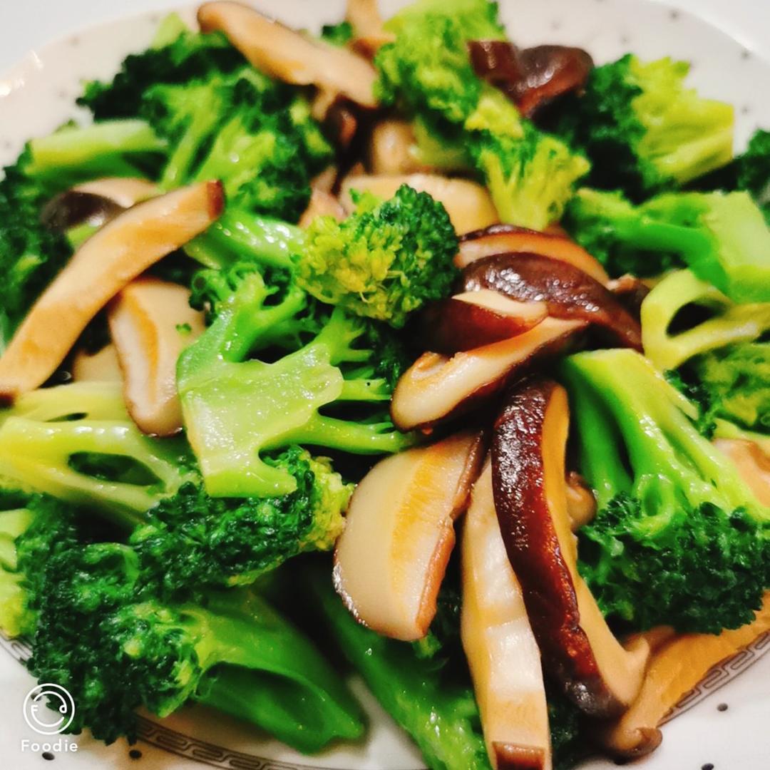 七禾11做的低脂好吃的西兰花炒香菇