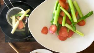 补铁补硒素菜——芦笋什蔬炒花菇的做法 步骤4