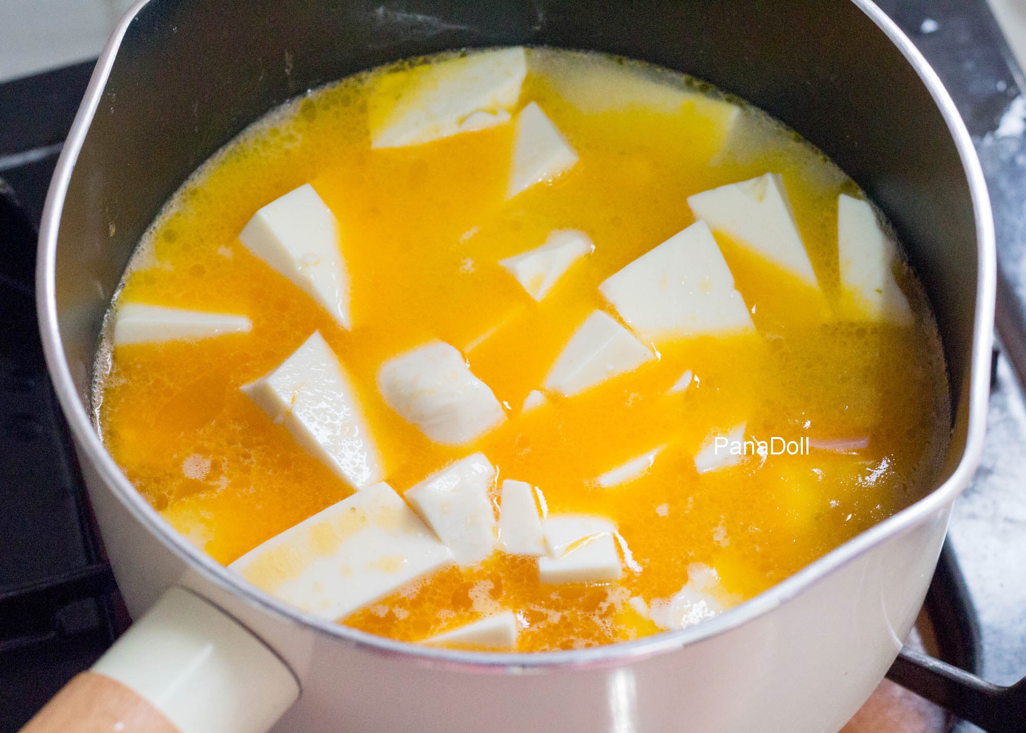 下饭神器咸蛋黄豆腐煲，汤汁鲜香浓郁！的做法 步骤4