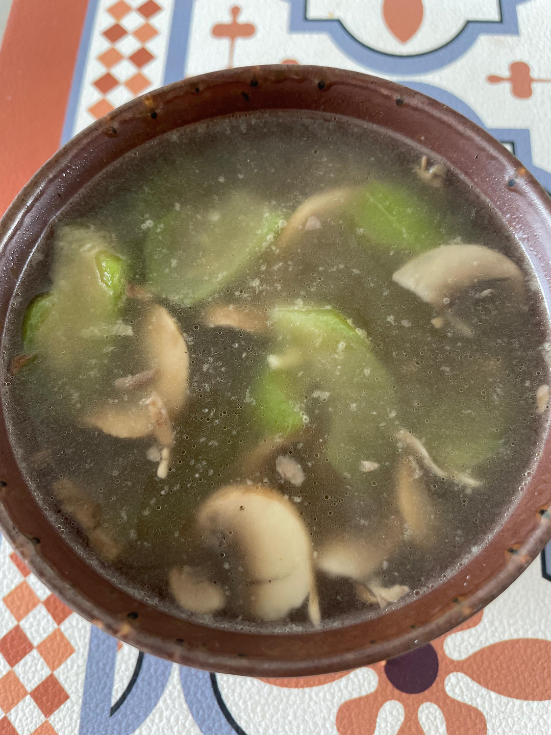 汤鲜味美！适合天热喝的刮油神汤～丝瓜蘑菇汤