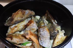 三文鱼鱼头煲的做法 步骤12