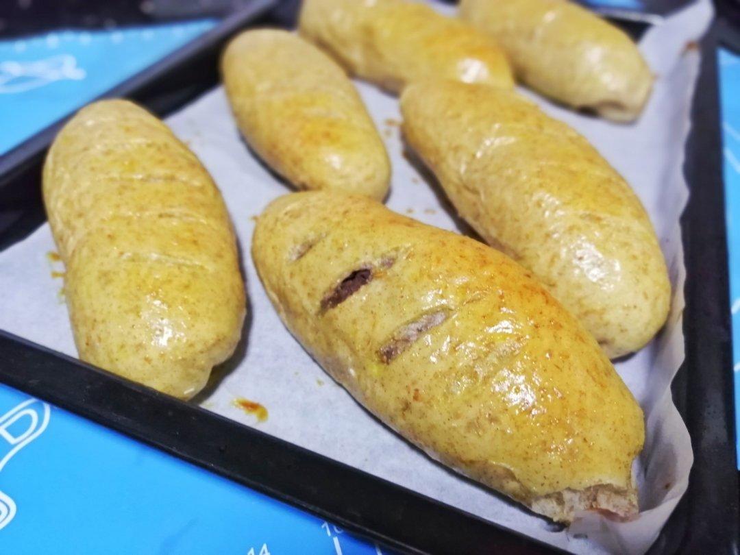 全麦黑麦豆沙肉松毛毛虫