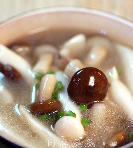 杂骨菌菇汤的做法