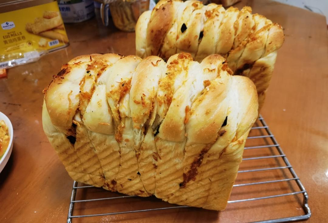 简单好看的整形｜咸蛋黄流心酱肉松面包
