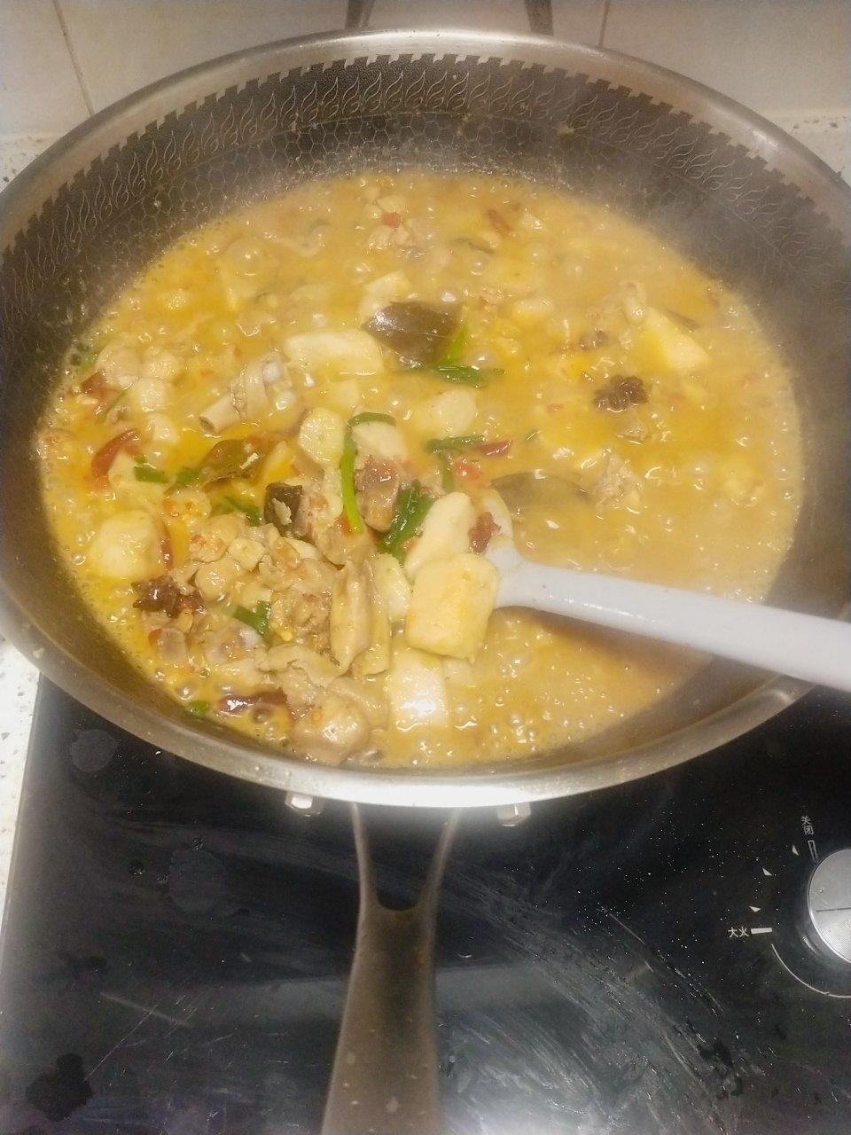 厨师长教你：“芋儿烧鸡”的做法，芋头香糯软烂，鸡肉细嫩脱骨