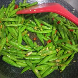 四季豆炒梅干菜的做法 步骤4