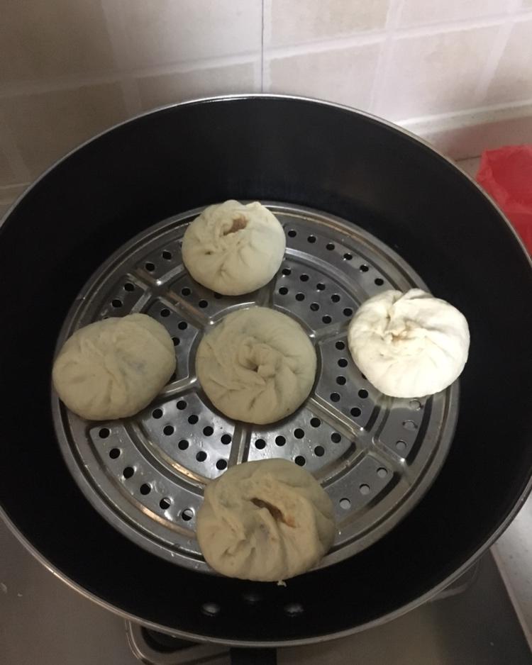 松软多汁的肉包子