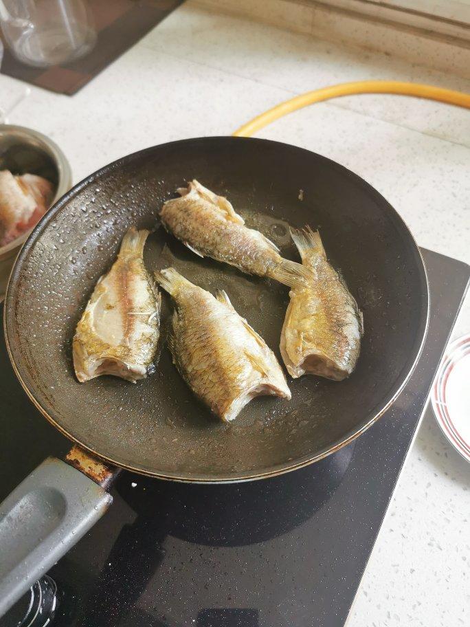 香酥鲫鱼罐头做法