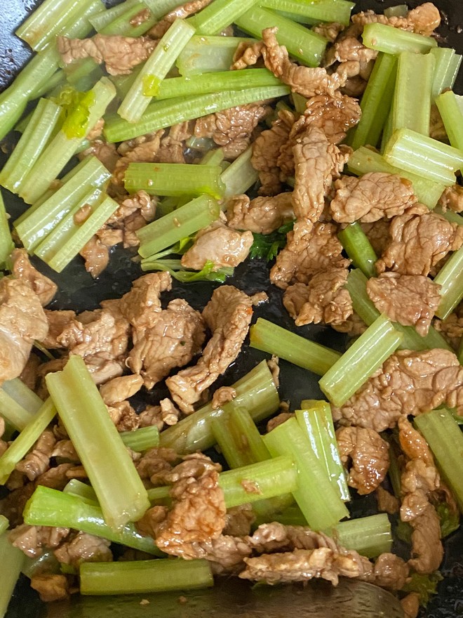 芹菜炒肉的做法(芹菜炒肉的做法家常菜) 芹菜炒肉的做法(芹菜炒肉的做法家常菜)