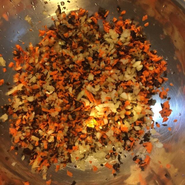 洋葱胡萝卜木耳饺子的做法 步骤2