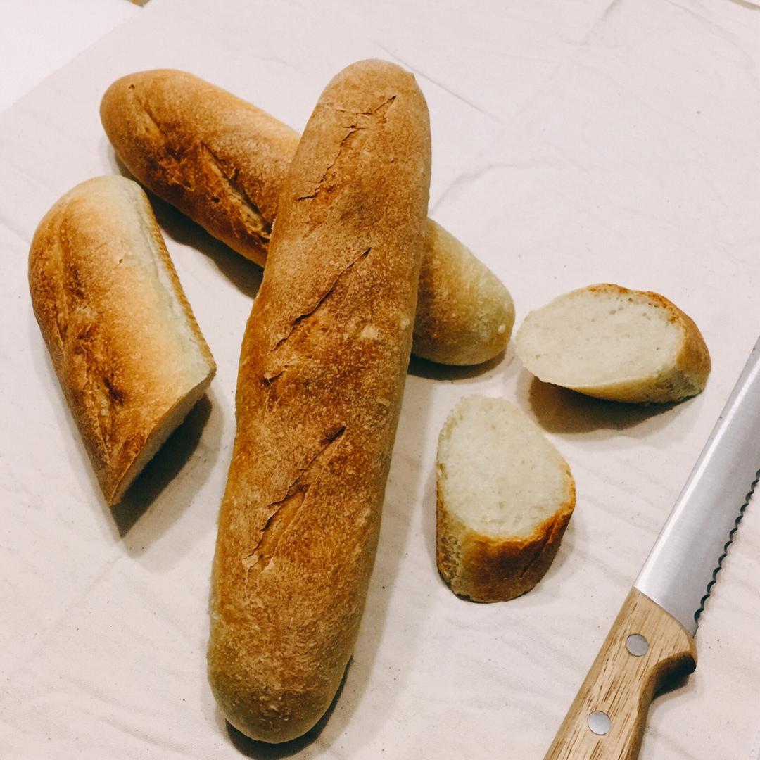 poolish液种法棍
意外发现的一个好方子，液体量不是很大但是气孔却不少，只是我的都集中在中间肯定手法还有问题……
这个配方是一个法棍的量,我放在小烤箱就分成了两根