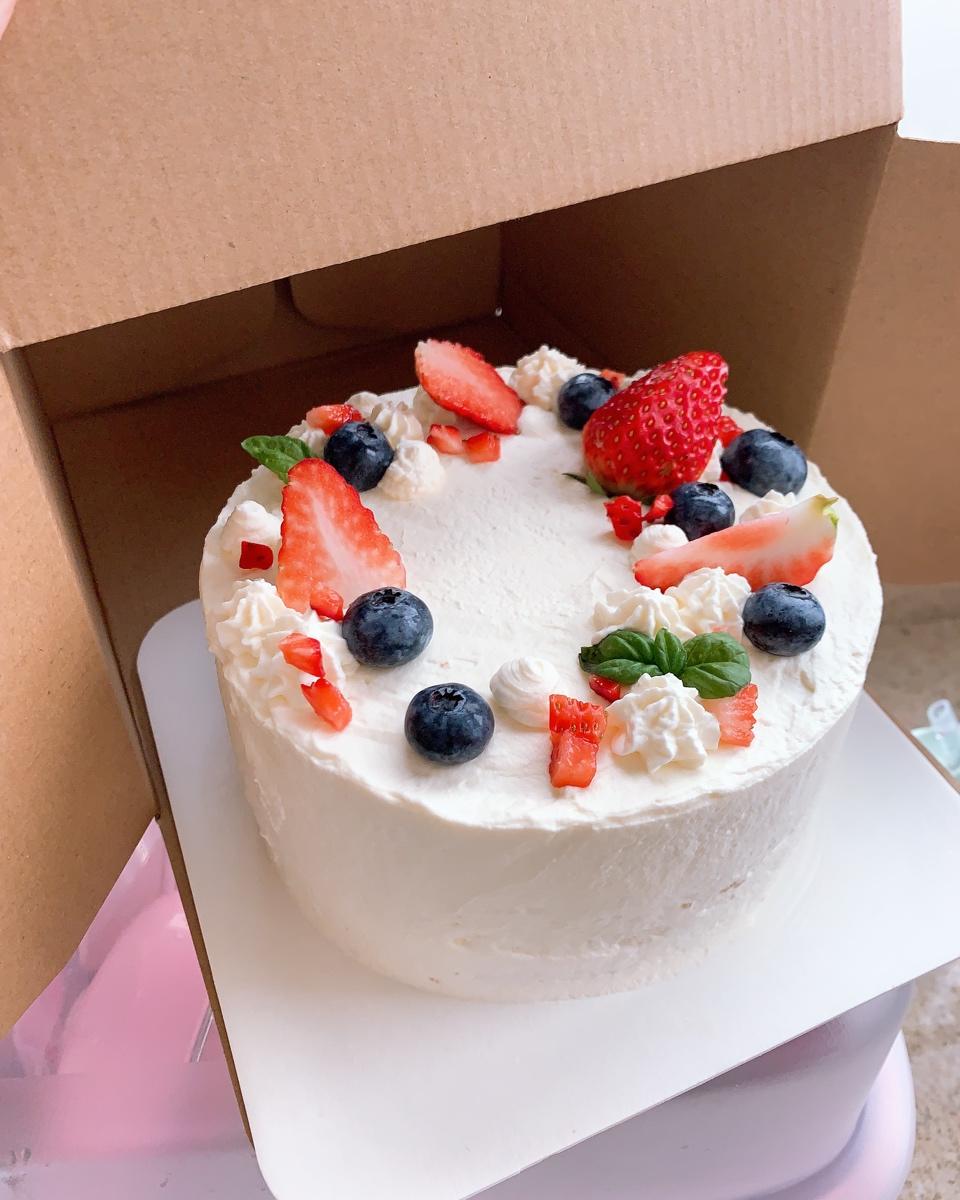 草莓装饰奶油蛋糕