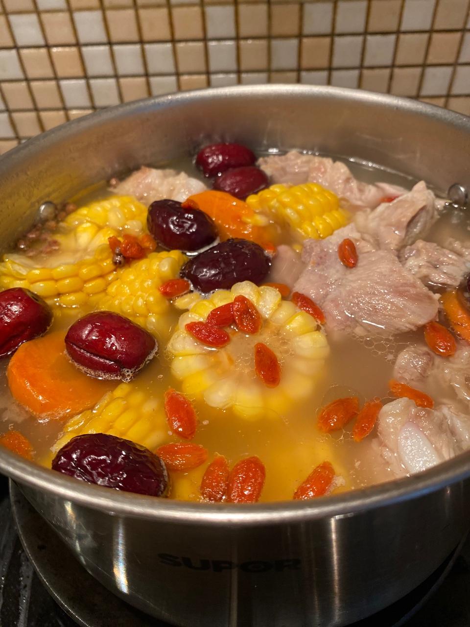 玉米胡萝卜排骨汤的做法