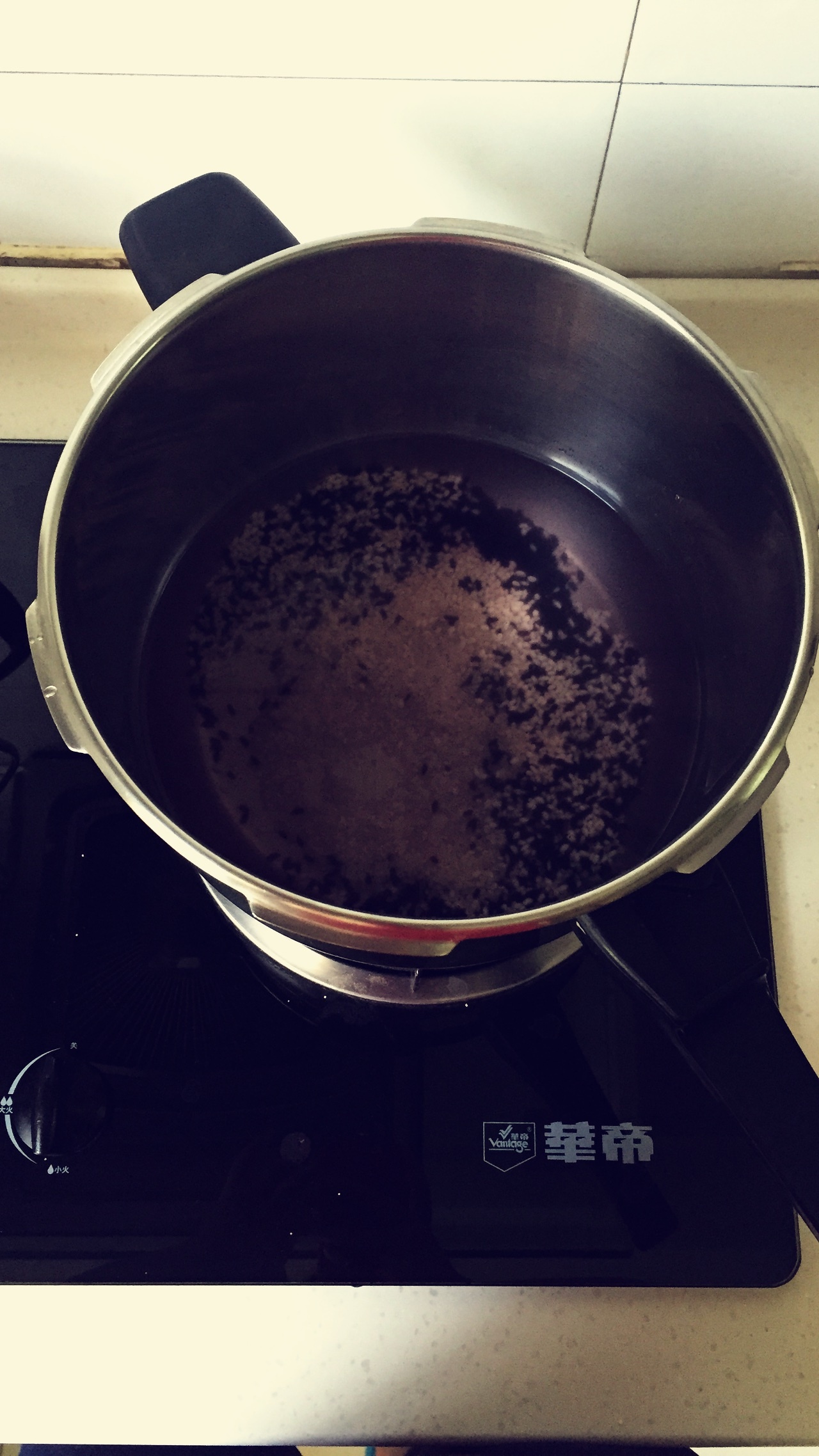 花生葡萄干红枣黑米粥的做法 步骤1