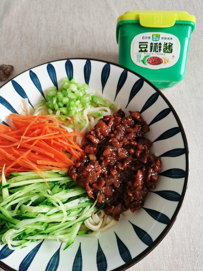 香菇猪肉酱拌面