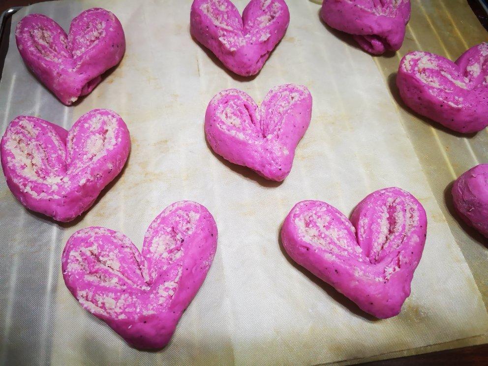 心形火龙果椰蓉面包