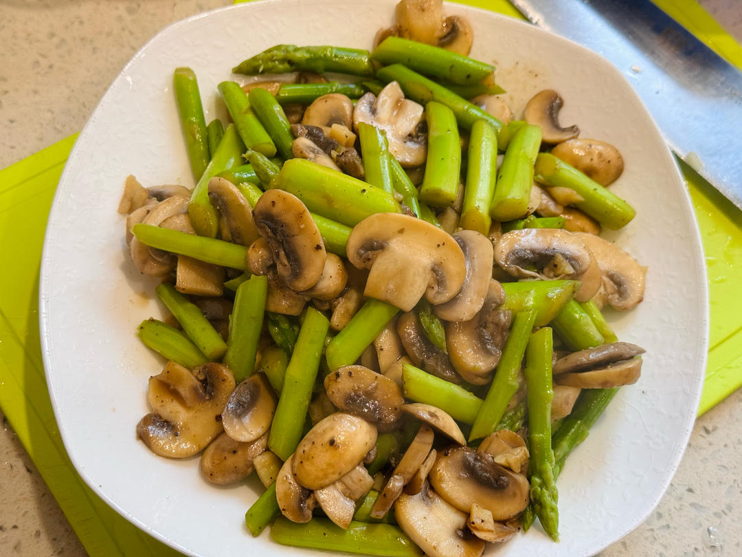 芦笋炒口蘑，口蘑鲜美，芦笋脆嫩。一学就会营养家常菜[味好美香辛时今菜]