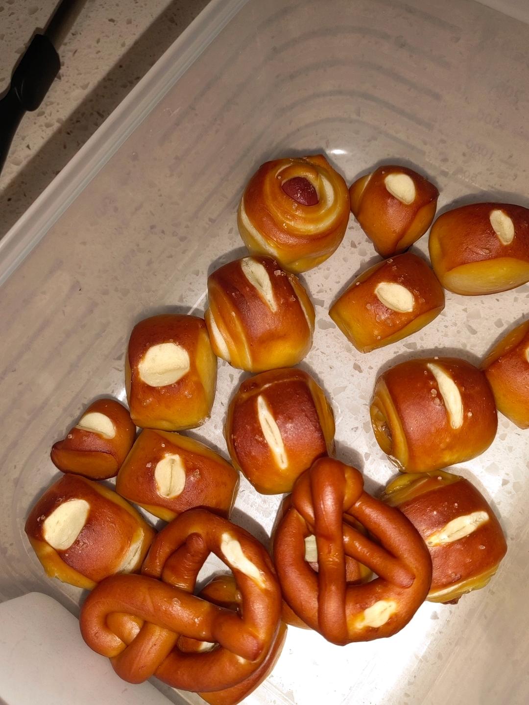 #烤100个面包# 🍞010 明星店的「碱水小丸子&小肉丸」