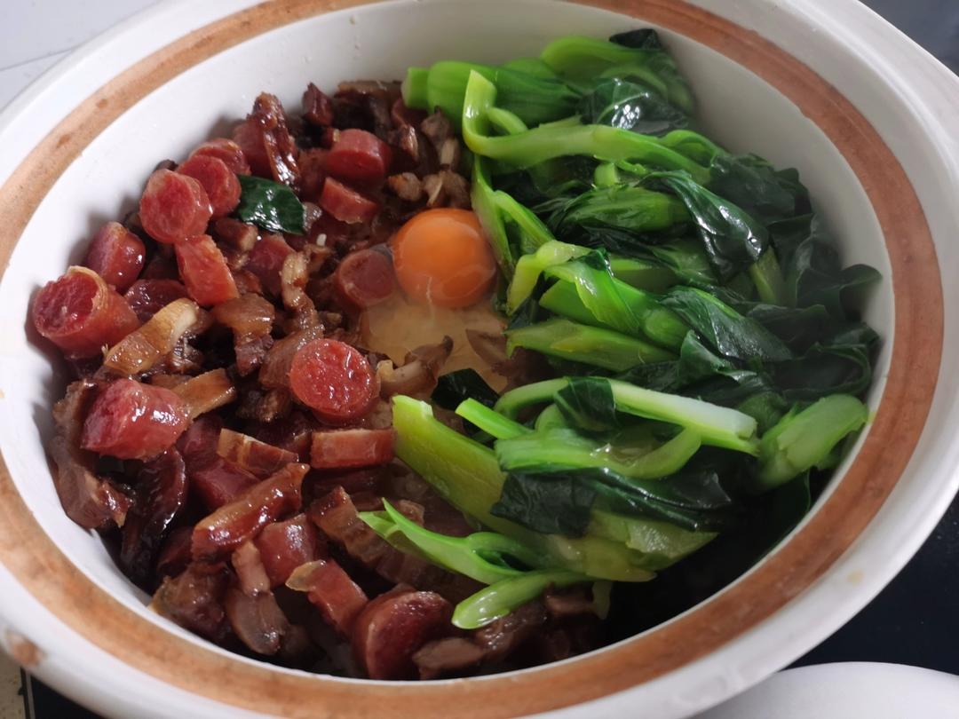 广式腊味煲仔饭