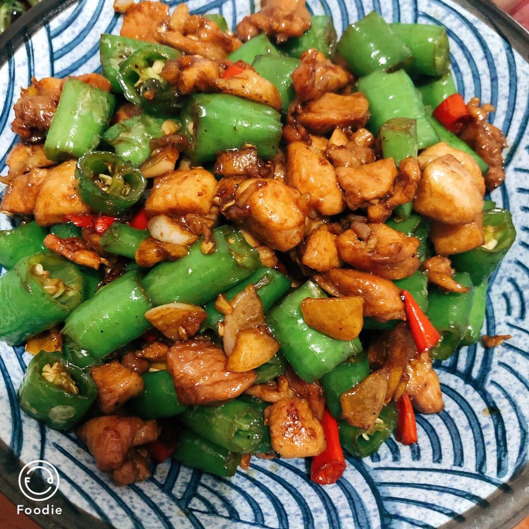 厨师长教你：“青椒炒鸡丁”的家常做法，开胃又下饭，味道很赞