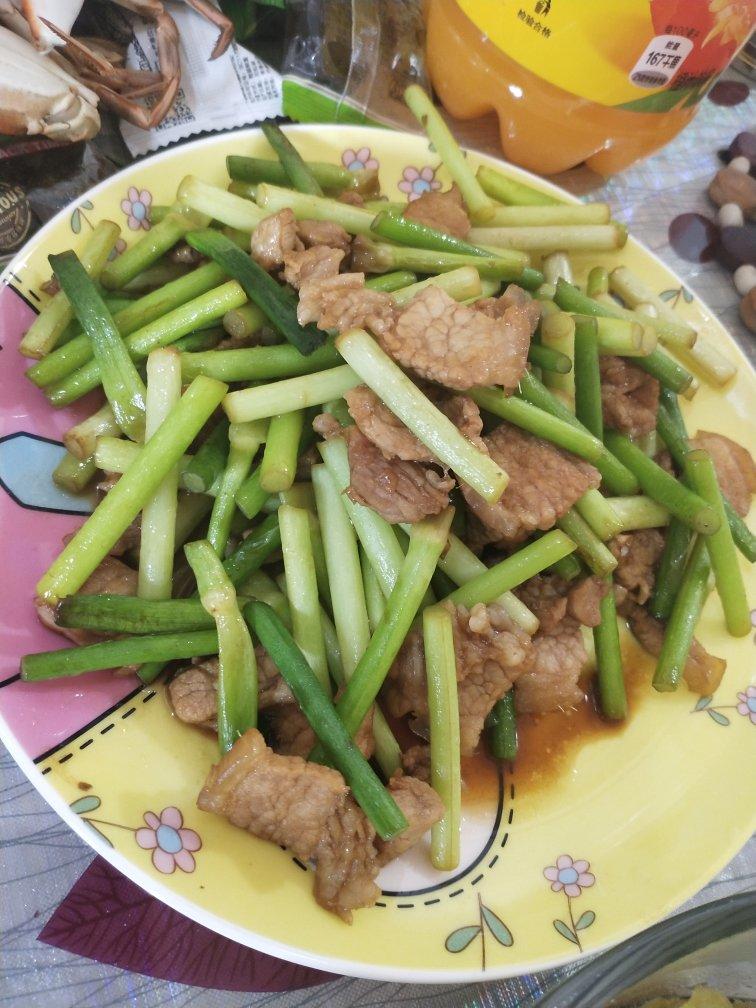 〈蒜薹炒肉〉，熟肉版。欣小厨 😉