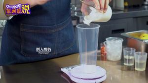 酸奶各种饮品做法之草莓水蜜桃酸奶教程的做法 步骤1