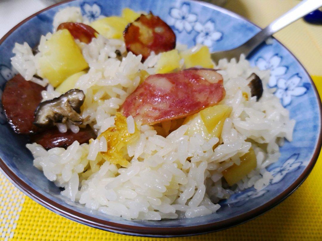 香菇土豆腊肠焖饭