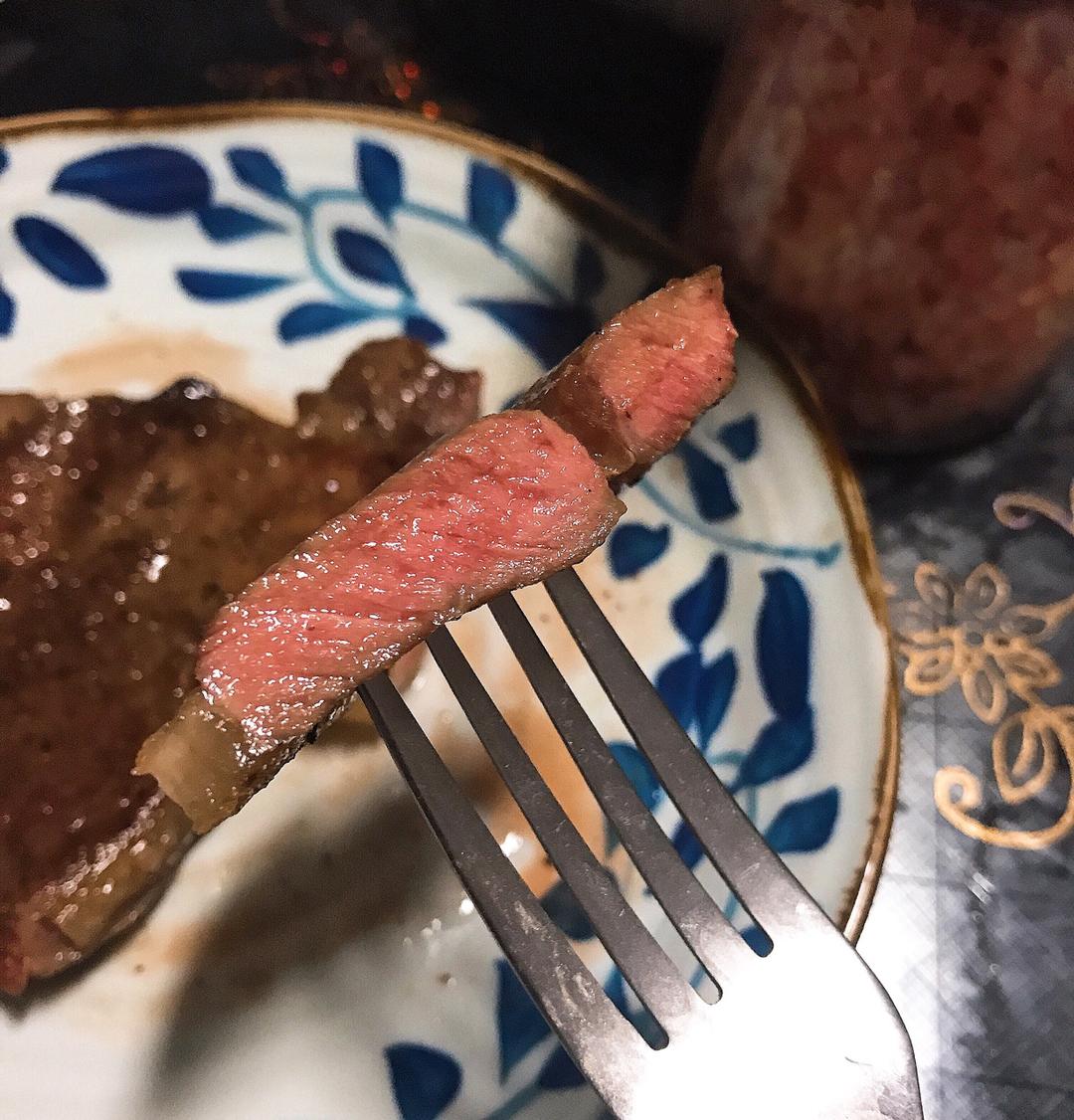 四分钟煎好一块鲜嫩多汁的牛排