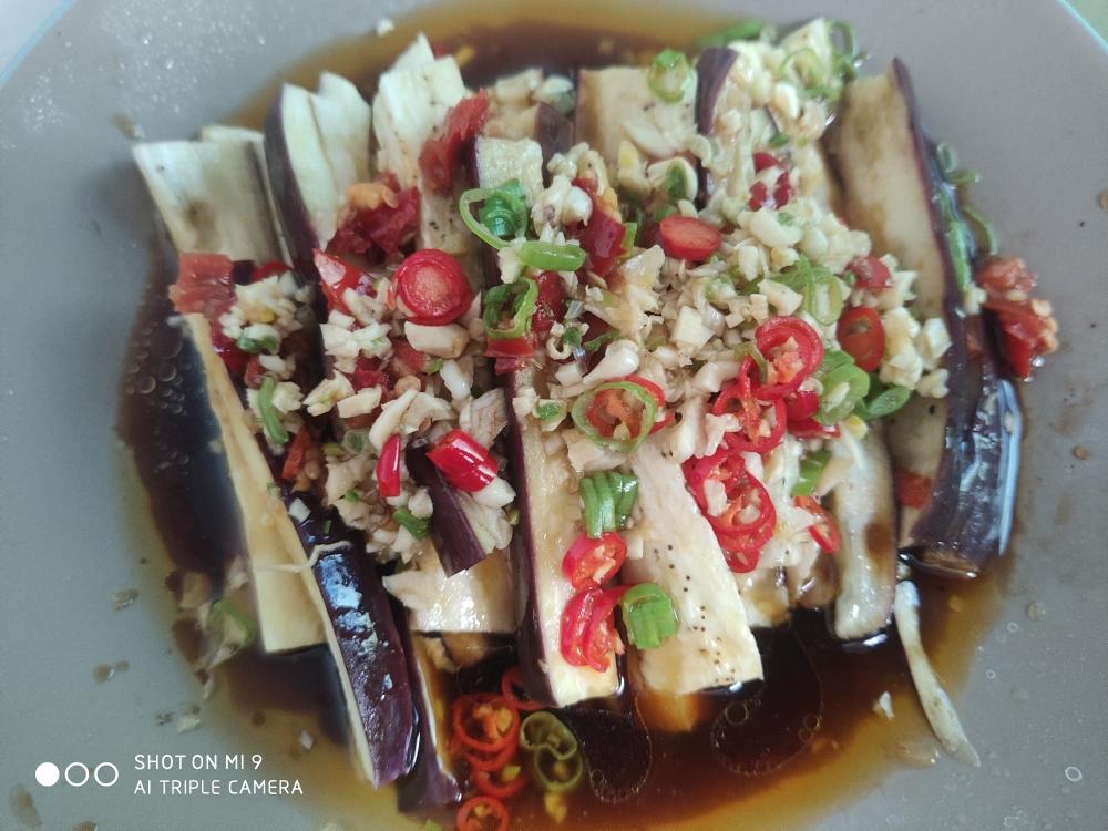 做菜太热，懒宝贝接着10分钟快手算你狠的蒜泥蒸茄子