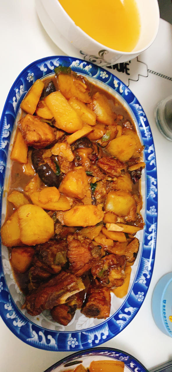 菌香土豆炖排骨，这样做味道更鲜香