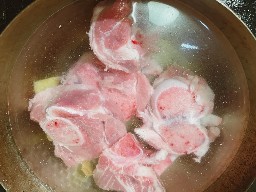 白萝卜炖猪筒骨：应季暖身！冬吃萝卜赛人参，一口汤鲜到啃骨的做法 步骤1