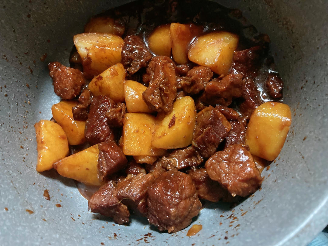 小土豆烧牛肉，红烧牛腩，好吃到舔盘