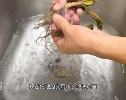 地胆头根茎都是“宝”，地胆头鸡汤“鮮味好”的做法 步骤2