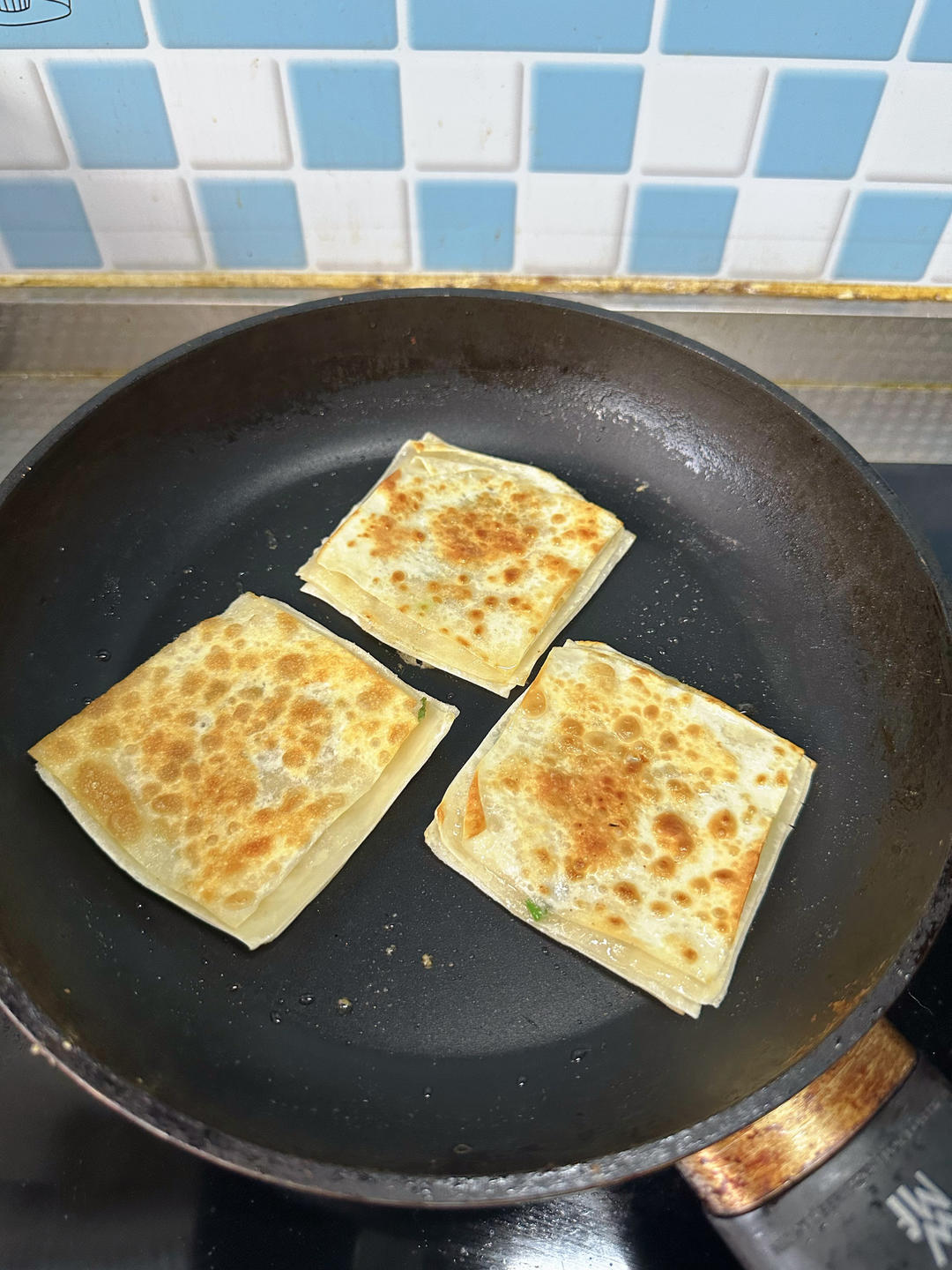 馄饨皮做葱油饼绝了的做法 步骤7