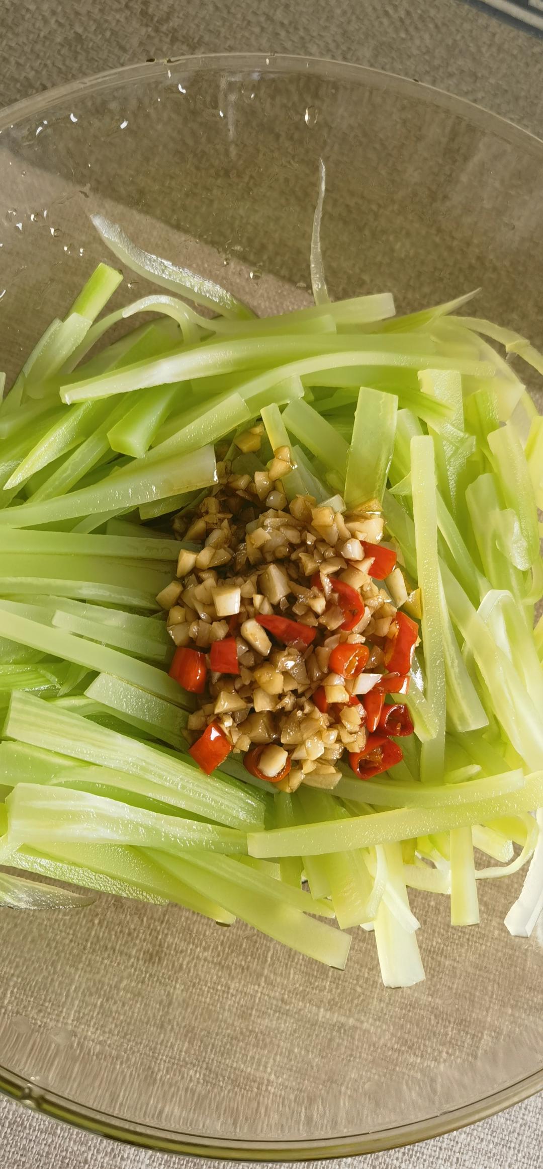 10分钟搞定的快手凉拌菜，清脆爽口的凉拌莴笋丝