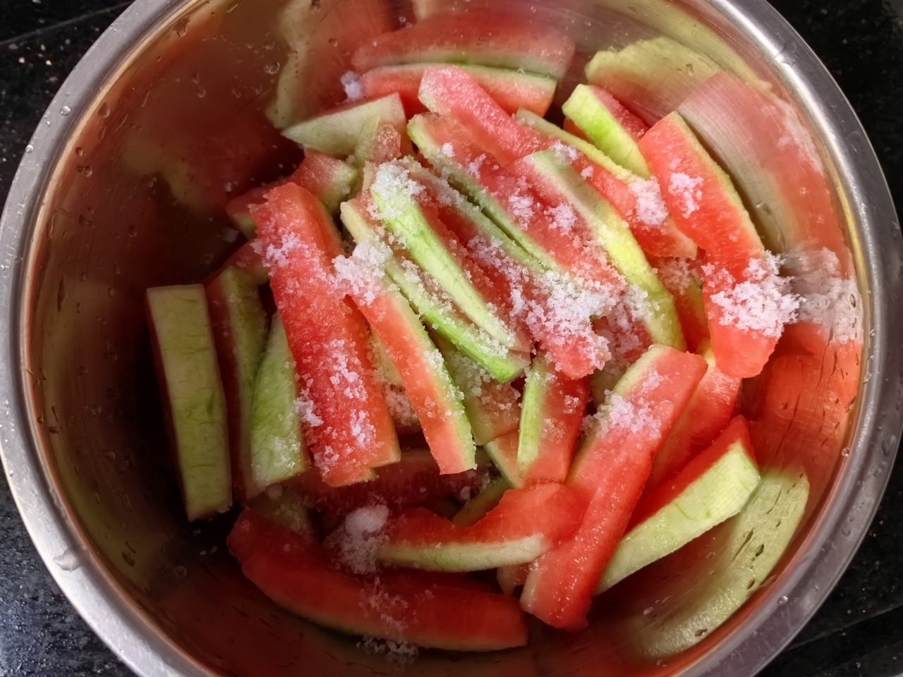 吃剩的西瓜皮可别扔，做成西瓜糖，香甜好吃🍉