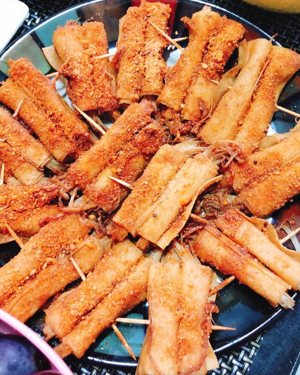 煎金针菇豆腐皮卷