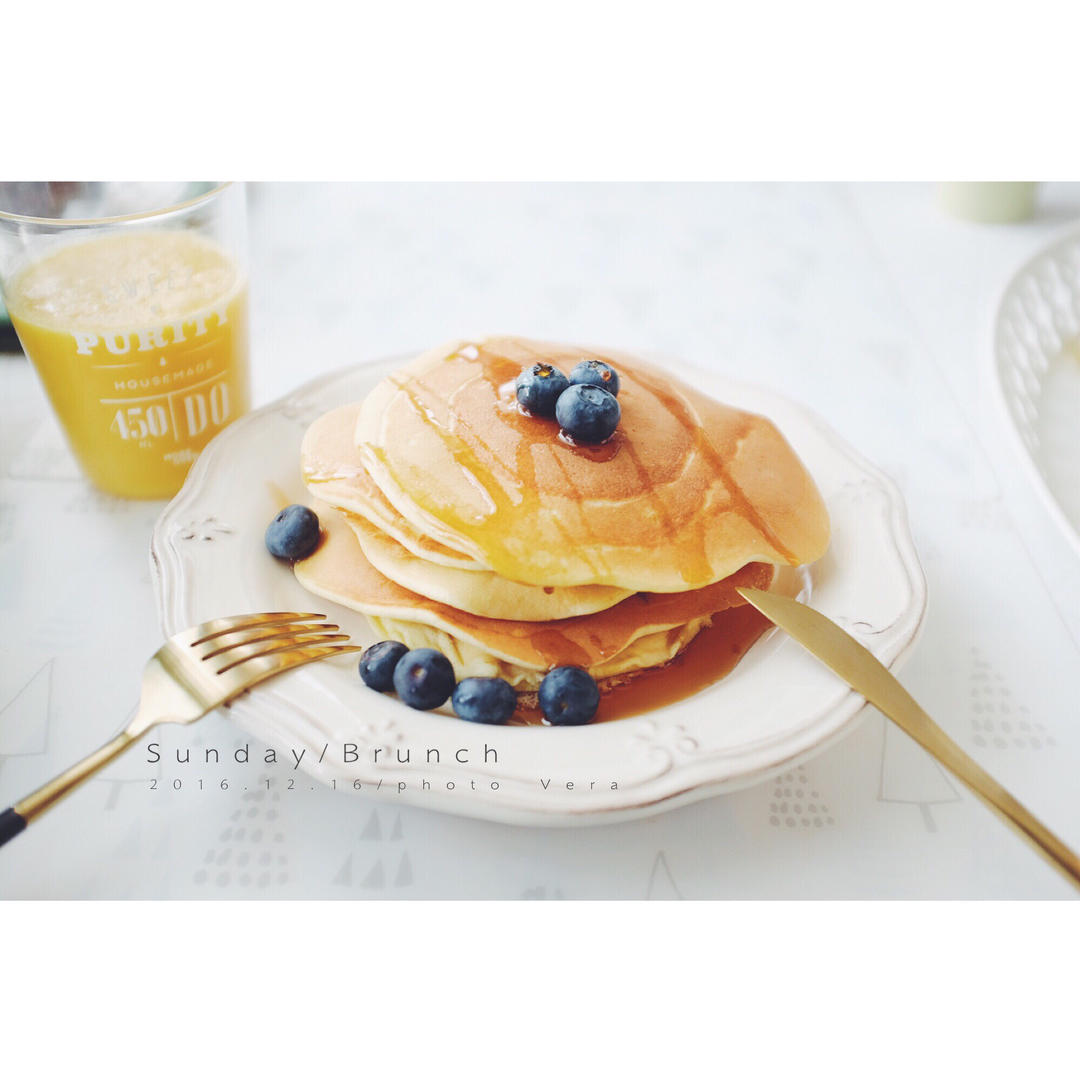 【酸奶松饼yogurt pancake】，搭上黑莓果酱和枫糖的美味。