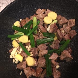 红烧牛肉炖胡萝卜土豆的做法 步骤9