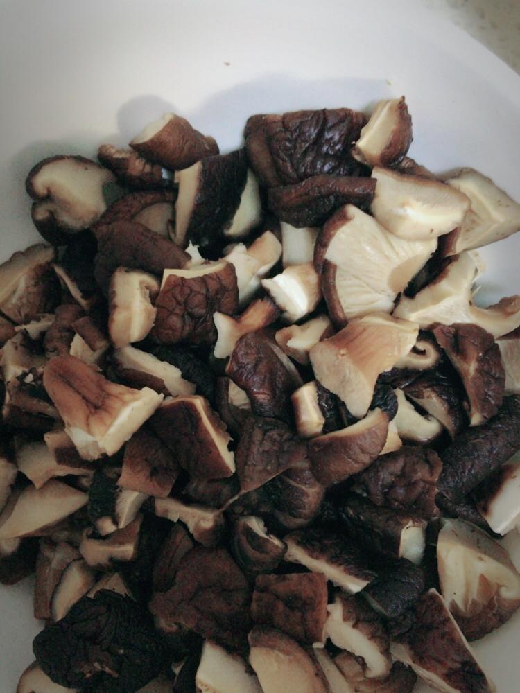 香菇肉丁哨子的做法