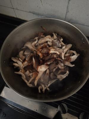 家常菜——炒蘑菇的做法 步骤6