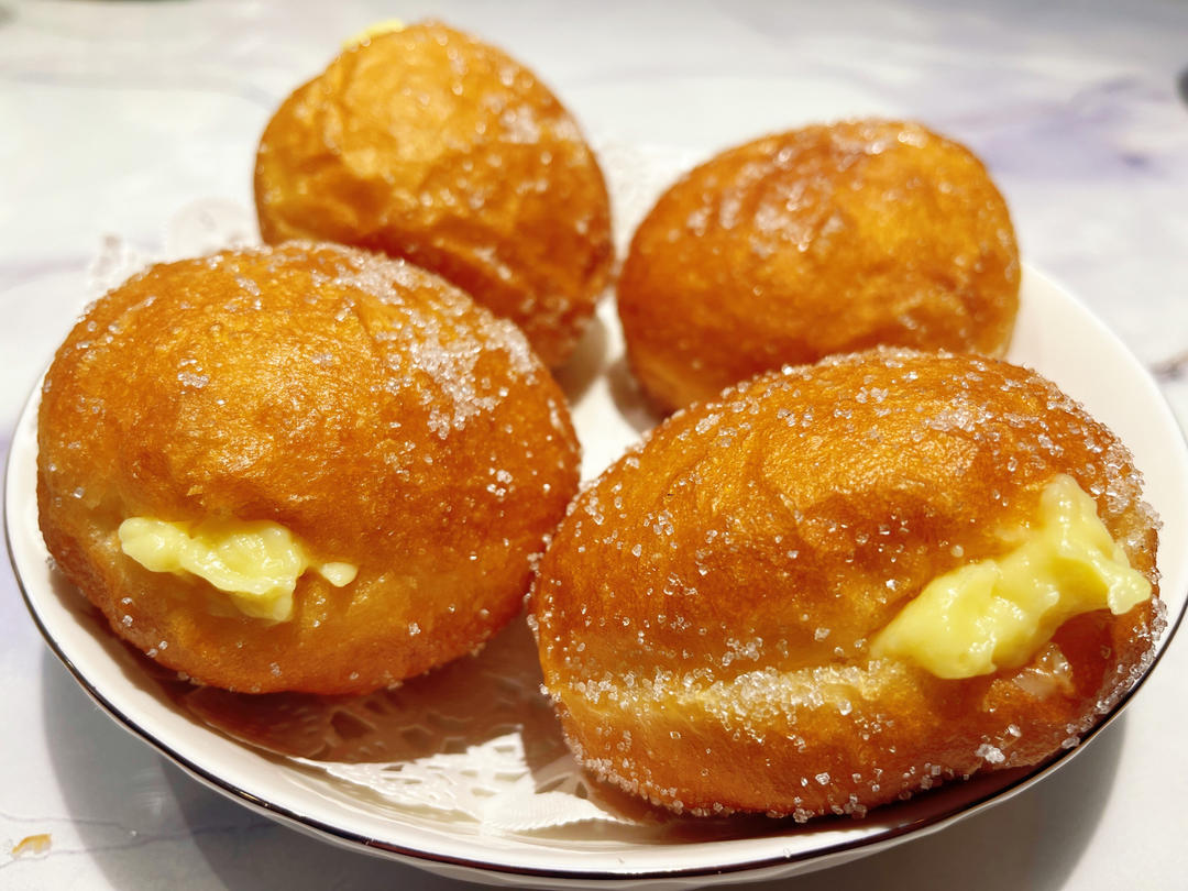 好吃到哭泣的甜甜圈VANILLA CREAM-FILLED DOUGHNUTS