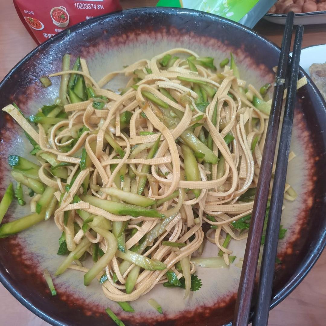 可以吃一整个夏天的黄瓜拌豆皮