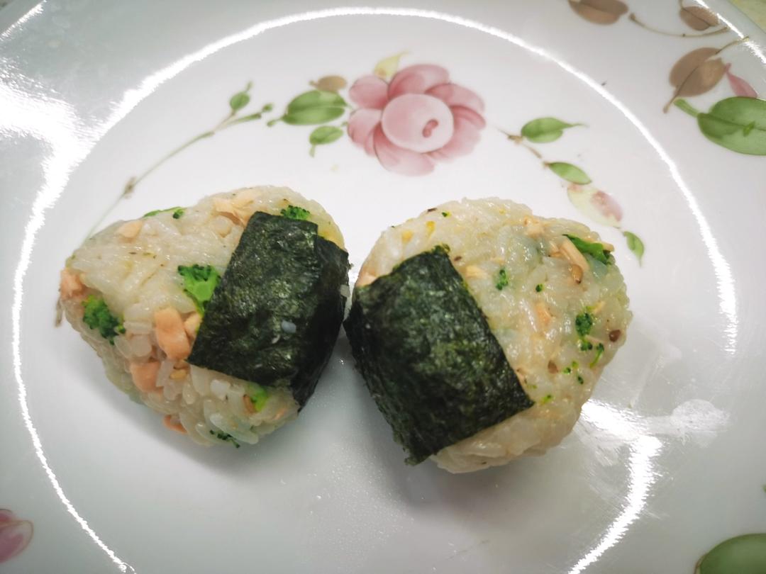西兰花三文鱼饭团