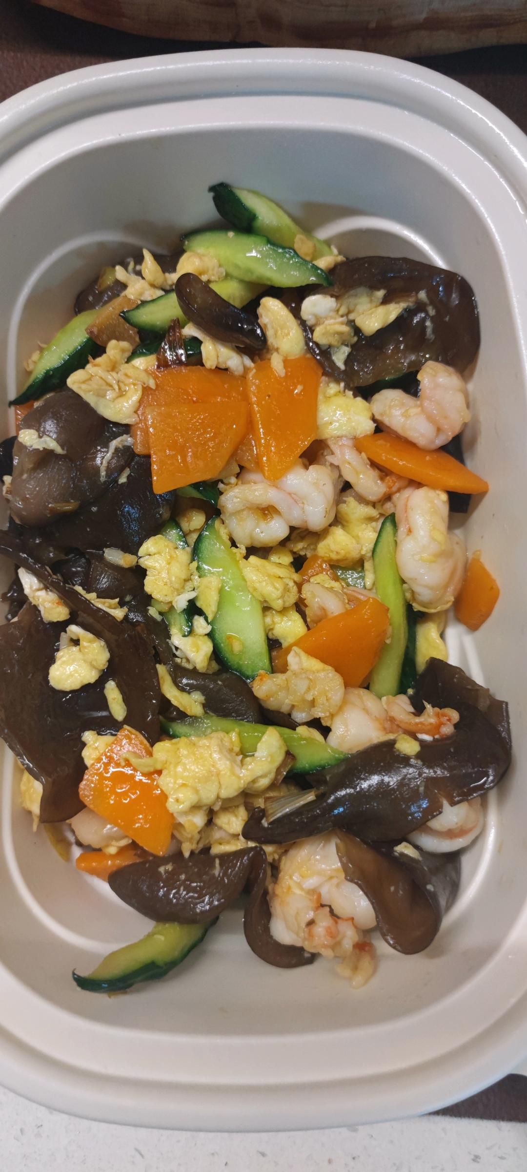 胡萝卜黄瓜虾仁炒木耳