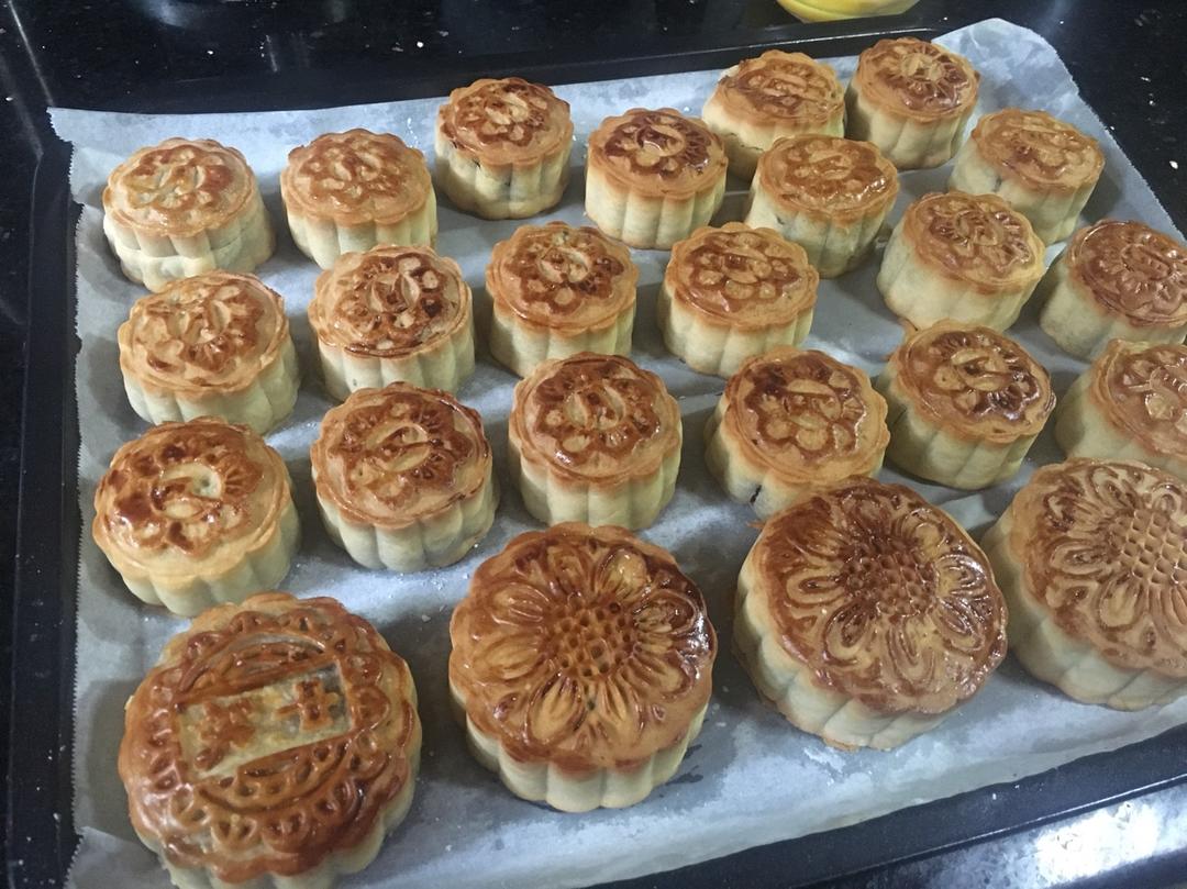 广式月饼—蛋黄莲蓉月饼