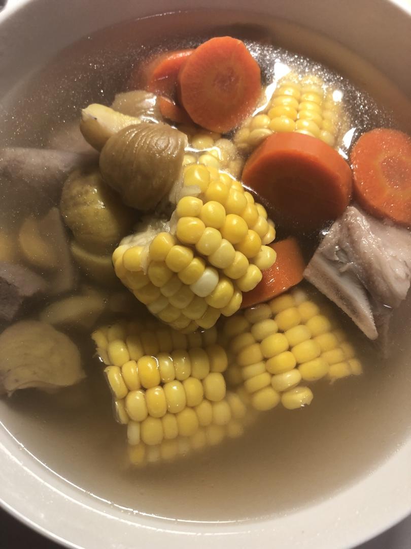 秋日暖汤～秋栗玉米胡萝卜肉骨汤